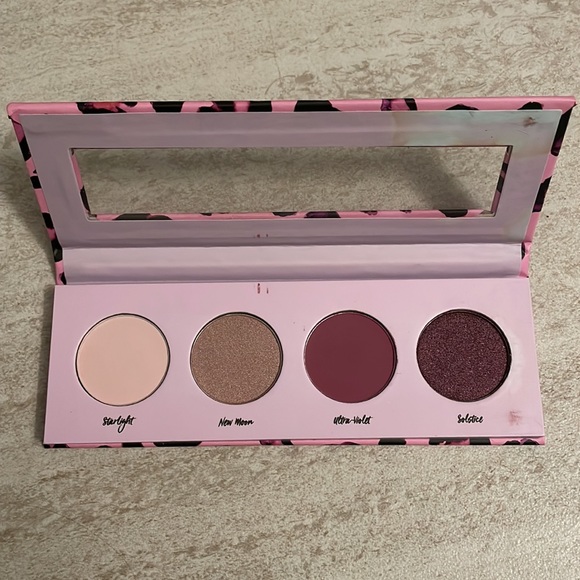 Eye Shadow Pallet Never Used - Picture 3 of 3